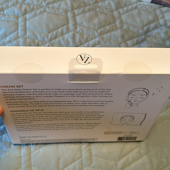 NWT, Zoë Ayla,Satin Pillowcase, Headband, Jade Roller Set, Never Opened 🥰🌹❤️ - Picture 7 of 7